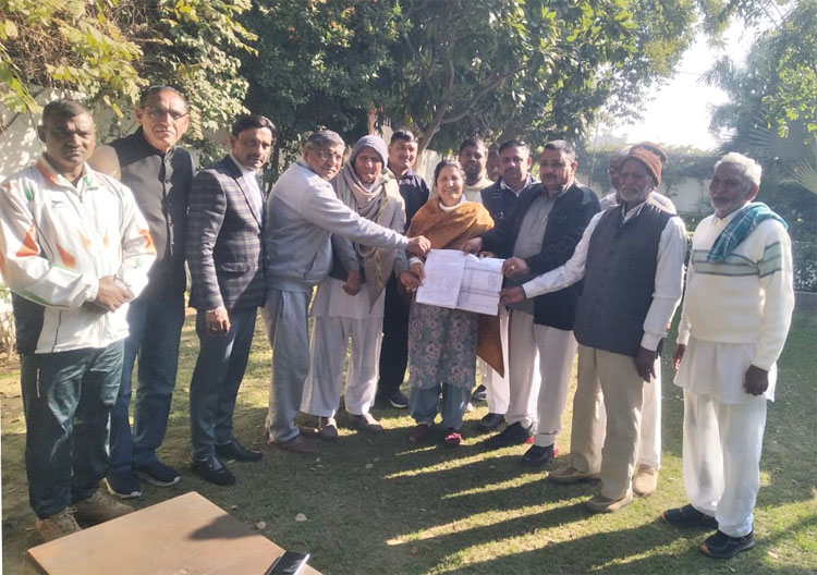 24 Snp-5 सोनीपत राई हलका के गांव अकबरपुर बारोटा के ग्रामीण विधायक कृष्णा गहलावत को मांग पत्र सौंपते हुए। 24 Snp-5 सोनीपत राई हलका के गांव अकबरपुर बारोटा के ग्रामीण विधायक कृष्णा गहलावत को मांग पत्र सौंपते हुए।