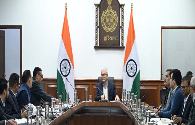 हरियाणा के मुख्य सचिव अधिकारियाें की बैठक लेते हुए हरियाणा के मुख्य सचिव अधिकारियाें की बैठक लेते हुए