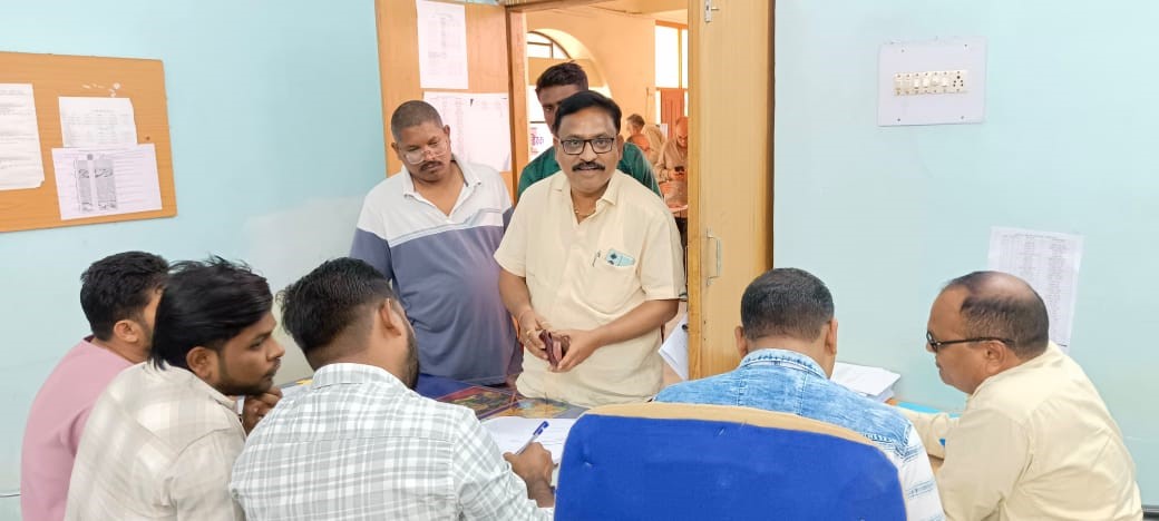 नगर निगम कार्यालय में नामांकन खरीदते हुए। नगर निगम कार्यालय में नामांकन खरीदते हुए।