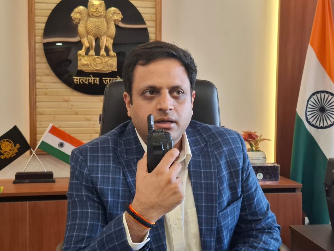 वक्त चौकी -टॉकी पर निर्देश देते नगर आयुक्त विक्रमादित्य मलिक वक्त चौकी -टॉकी पर निर्देश देते नगर आयुक्त विक्रमादित्य मलिक