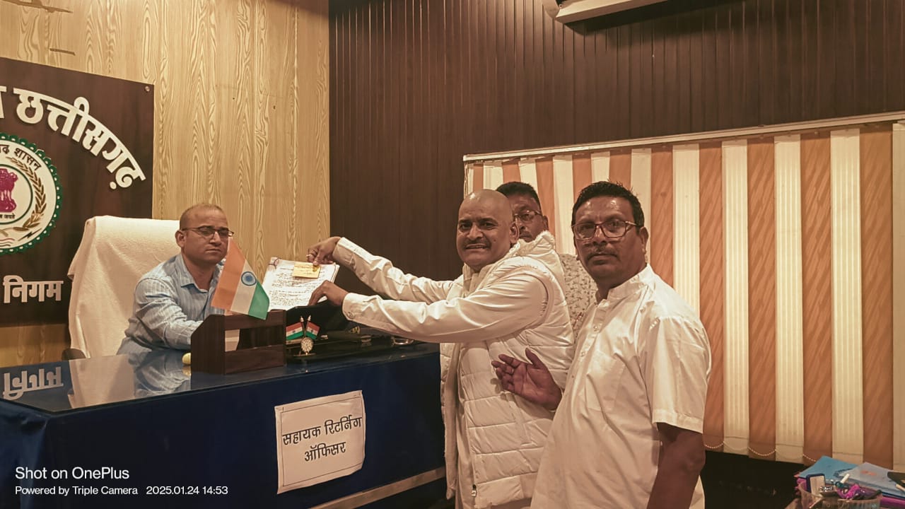नामांकन पत्र खरीदते हुए राजेश पांडे।