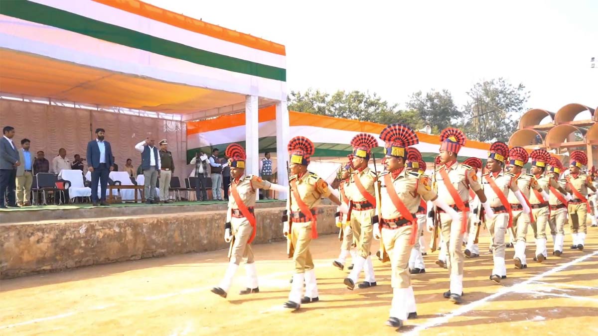 गणतंत्र दिवस समारोह का फायनल रिहर्सल फुल ड्रेस में करते हुए पुलिस जवान गणतंत्र दिवस समारोह का फायनल रिहर्सल फुल ड्रेस में करते हुए पुलिस जवान