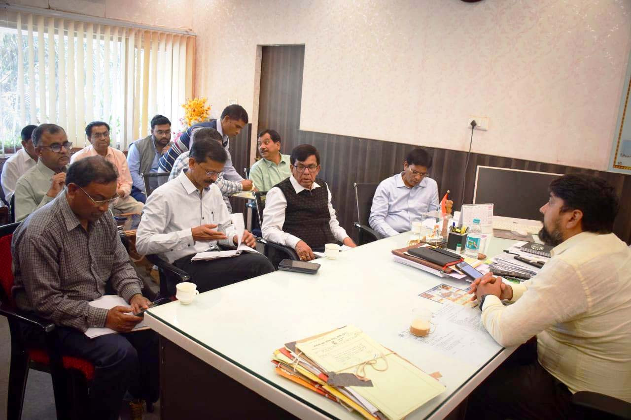 आयुक्त बैठक लेते आयुक्त बैठक लेते