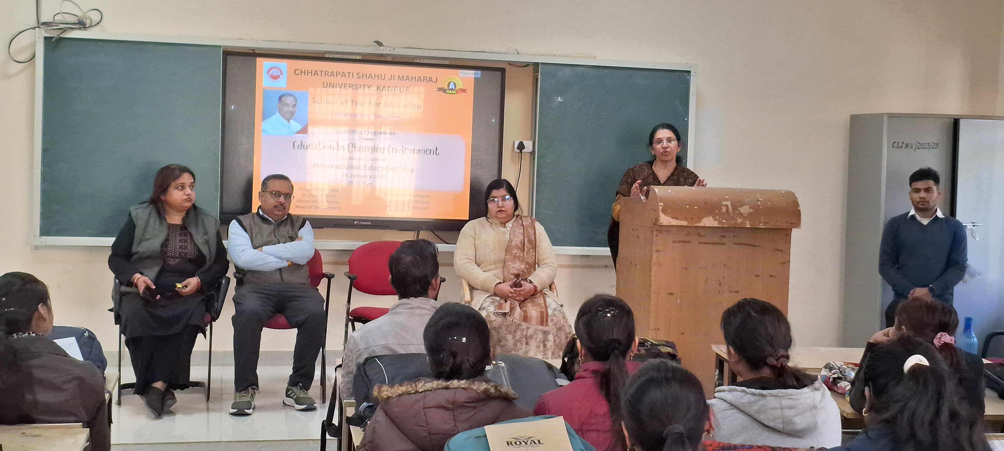 कार्यक्रम के दौरान अध्यापक और छात्राएं कार्यक्रम के दौरान अध्यापक और छात्राएं