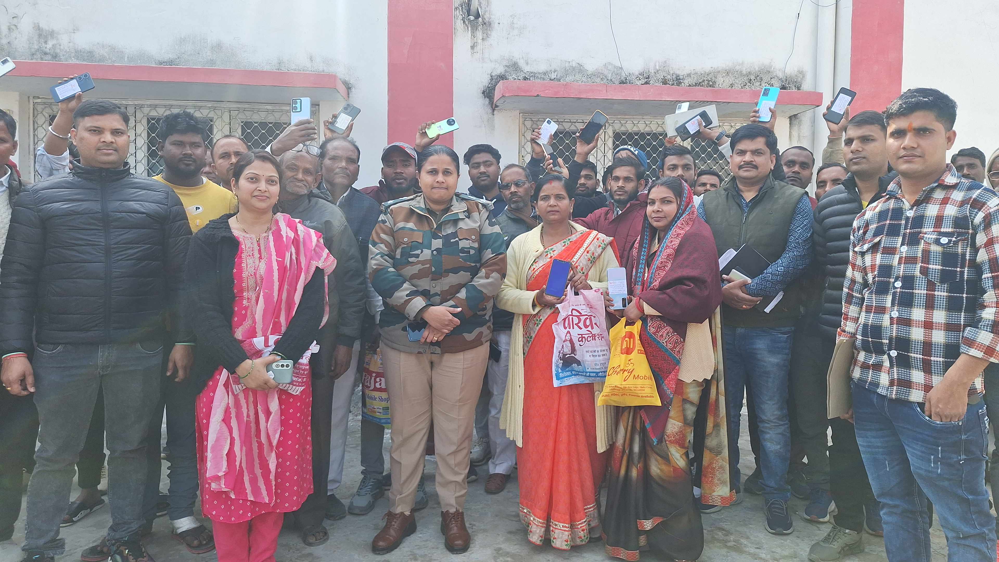 फोन प्राप्त करने के पश्चात लोगों के खिले चेहरे की फोटो फोन प्राप्त करने के पश्चात लोगों के खिले चेहरे की फोटो