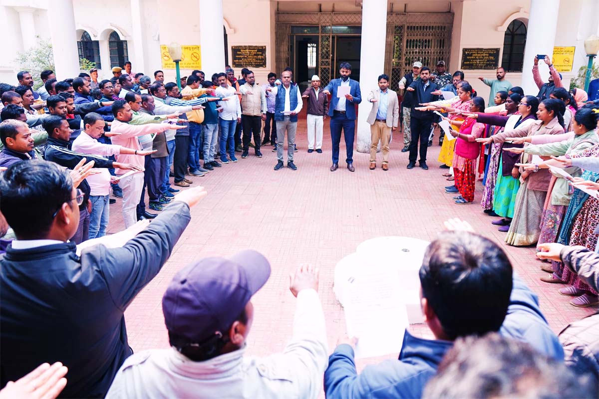 कलेक्टर रोहित व्यास अधिकारियों एवं कर्मचारियों को शपथ दिलाते कलेक्टर रोहित व्यास अधिकारियों एवं कर्मचारियों को शपथ दिलाते