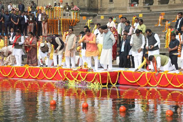 मुख्यमंत्री ने महेश्वर में माँ नर्मदा के घाट पर की पूजा-अर्चना मुख्यमंत्री ने महेश्वर में माँ नर्मदा के घाट पर की पूजा-अर्चना
