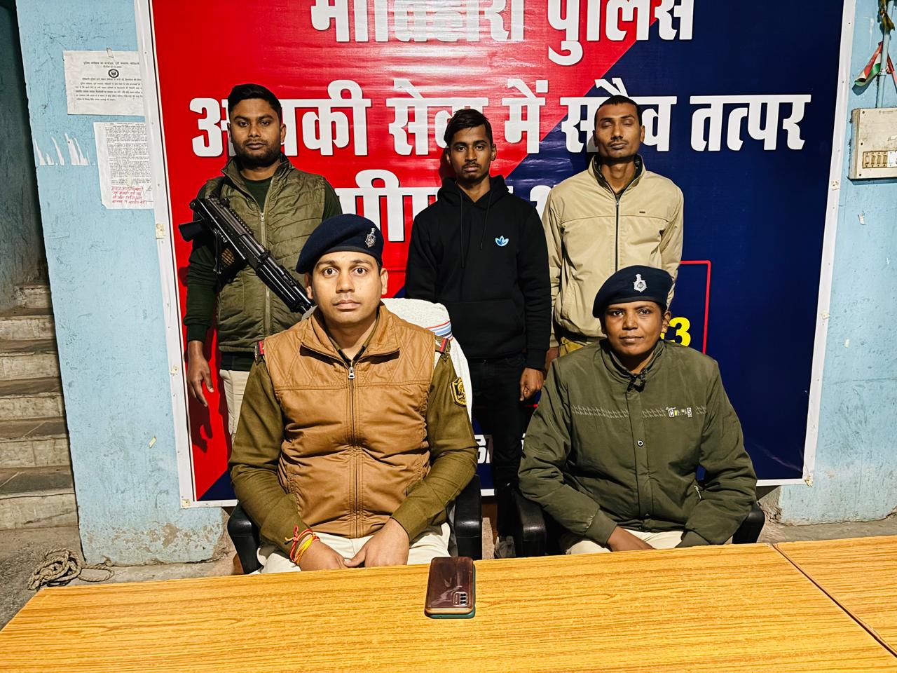 पुलिस गिरफ्त में हत्याकांड का आरोपी पुलिस गिरफ्त में हत्याकांड का आरोपी