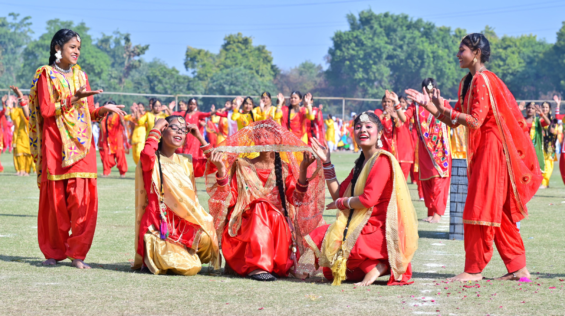 फोटो नंबर-02: गुरुग्राम में गणतंत्र दिवस समारोह के कार्यक्रमों की फुल ड्रेस रिहर्सल करते स्कूल छात्र-छात्राएं। फोटो नंबर-02: गुरुग्राम में गणतंत्र दिवस समारोह के कार्यक्रमों की फुल ड्रेस रिहर्सल करते स्कूल छात्र-छात्राएं।