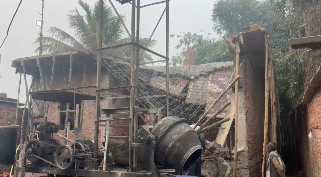 ढलाई के दौरान गिरी छत