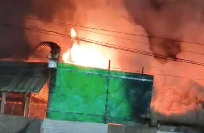 सीआरपीएफ की बैरक में लगी आग, जवानों के कुछ बिस्तर और कपड़े हुए क्षतिग्रस्त सीआरपीएफ की बैरक में लगी आग, जवानों के कुछ बिस्तर और कपड़े हुए क्षतिग्रस्त