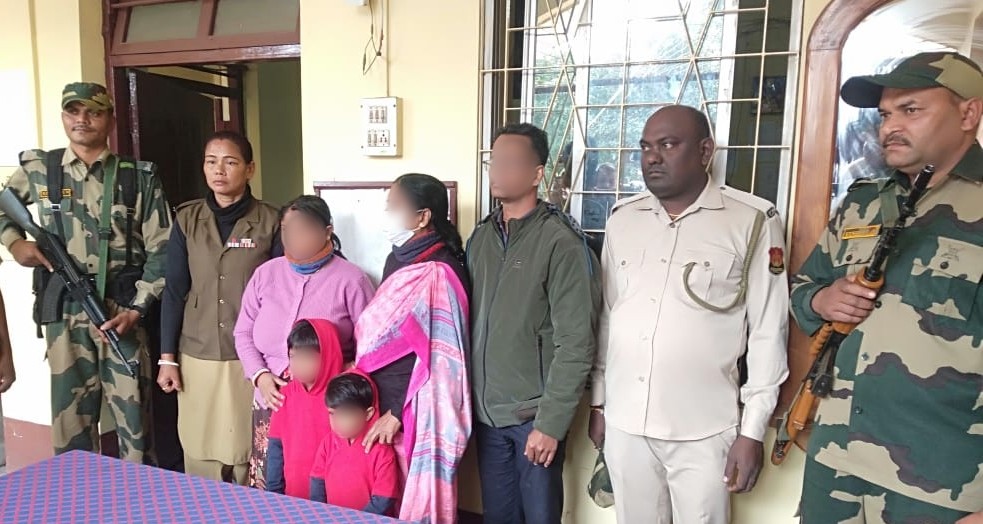 त्रिपुरा में गिरफ्तार पांच बांग्लादेशी नागरिकों की तस्वीर। त्रिपुरा में गिरफ्तार पांच बांग्लादेशी नागरिकों की तस्वीर।