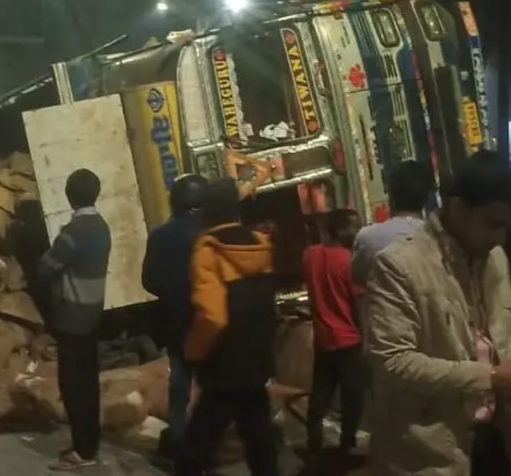 चावल से भरा 16 चका ट्रक अनियंत्रित होकर पलटा,बोरियाँ लूटने वालों की लगी भीड़ चावल से भरा 16 चका ट्रक अनियंत्रित होकर पलटा,बोरियाँ लूटने वालों की लगी भीड़