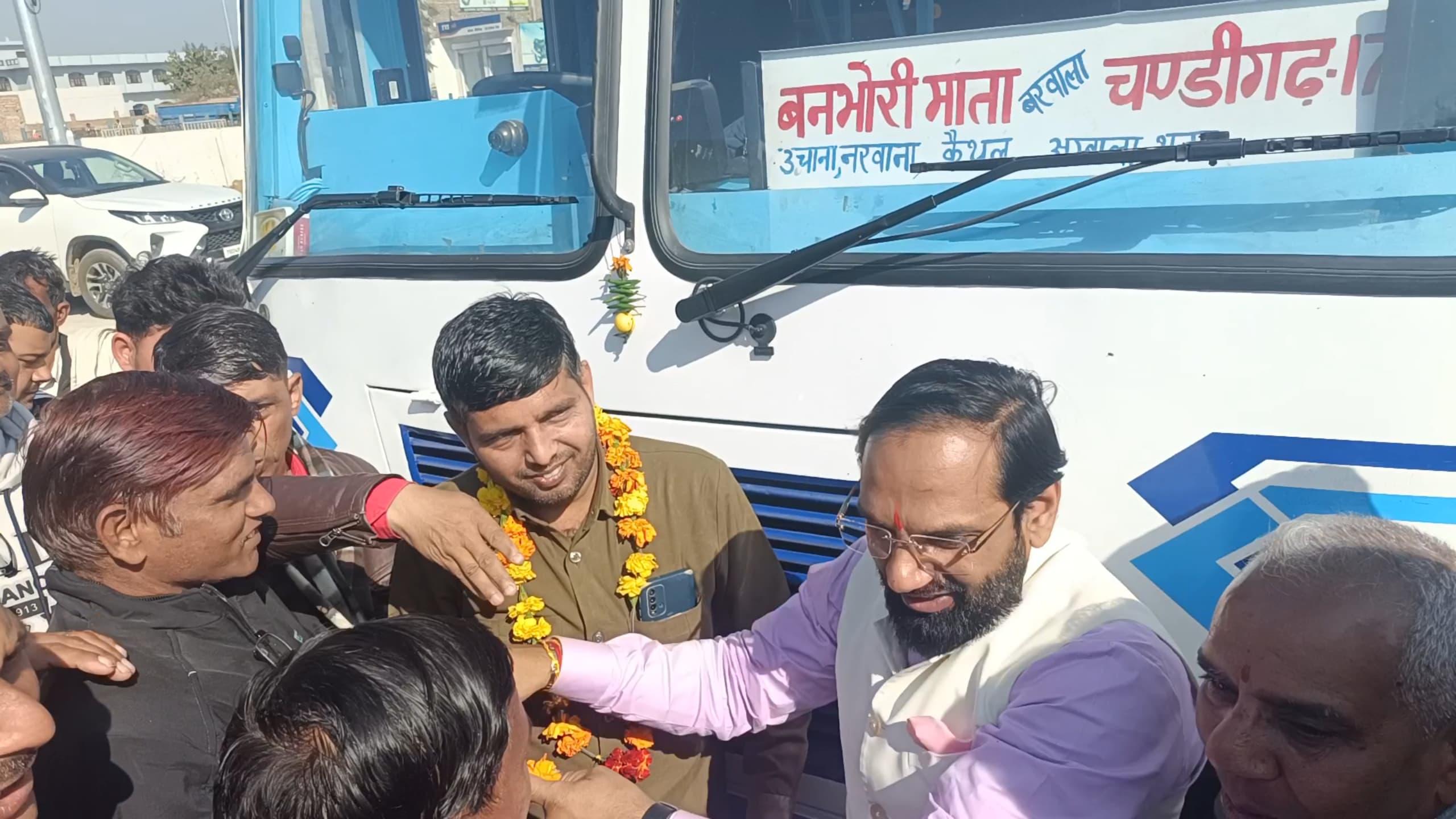 बस का स्वागत करते हुए विधायक देवेंद्र अत्री। बस का स्वागत करते हुए विधायक देवेंद्र अत्री।