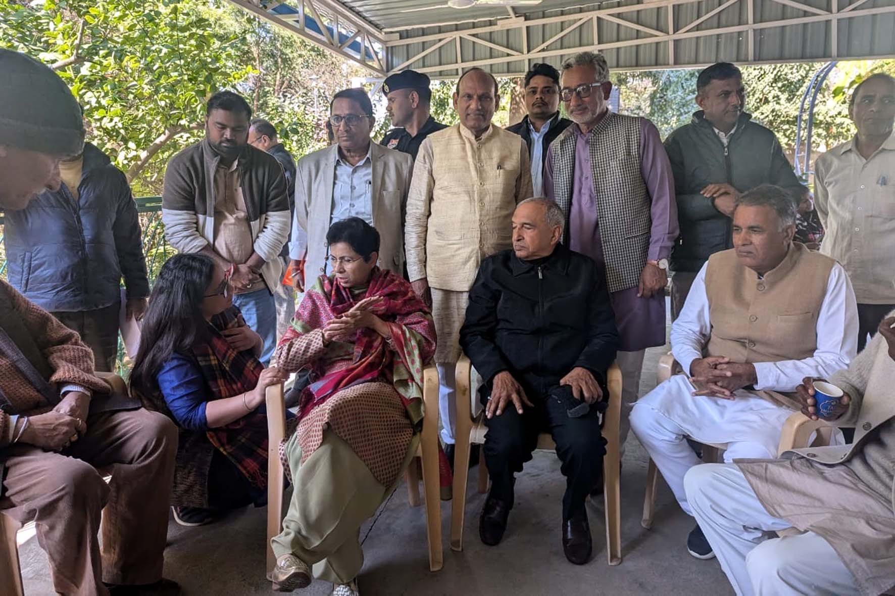 अपने आवास पर कार्यकर्ताओं से बातचीत करते कुमारी सैलजा। अपने आवास पर कार्यकर्ताओं से बातचीत करते कुमारी सैलजा।