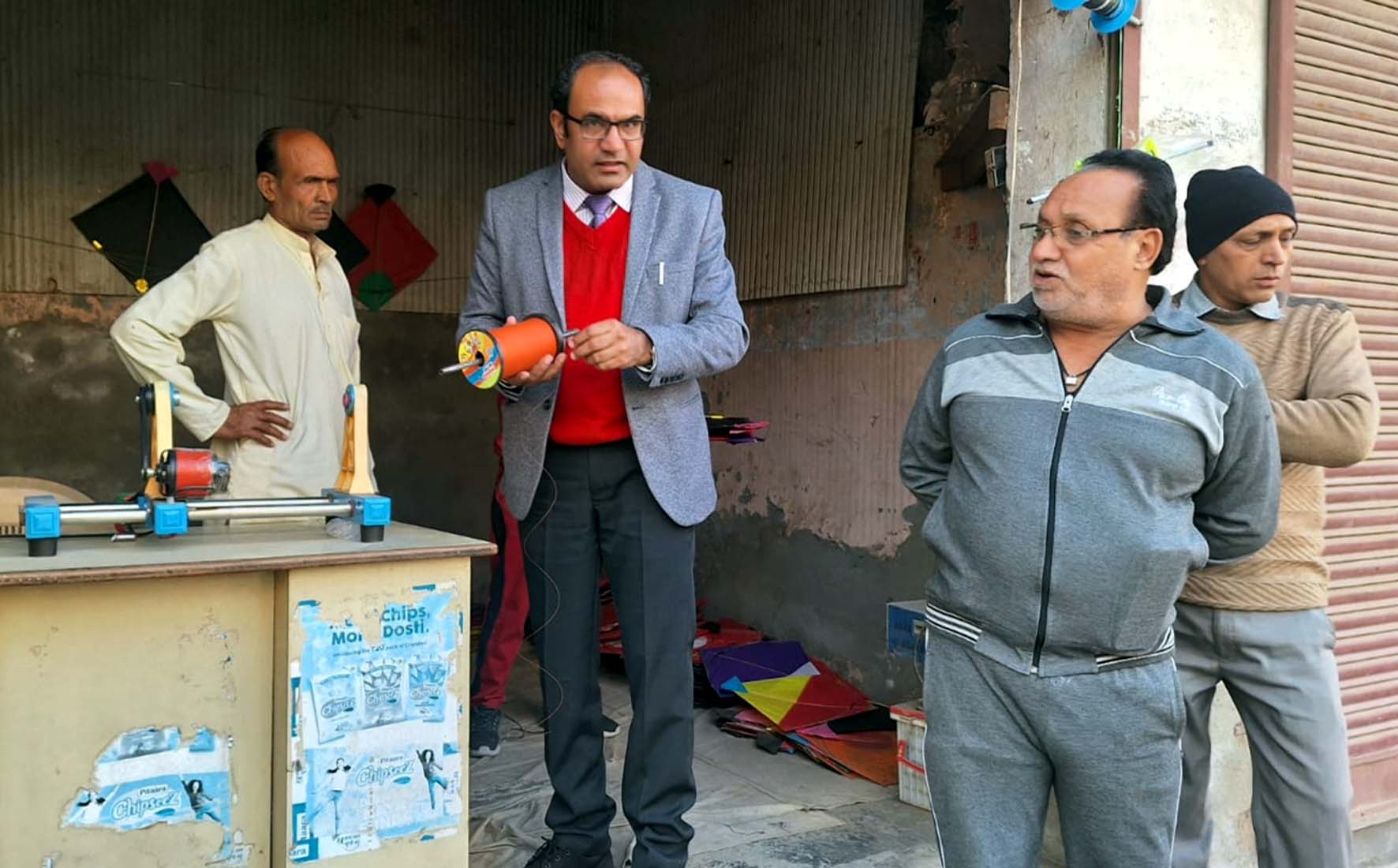 दुकान पर छापेमारी के दौरान मिली चाइनीज डोर को दिखाते एसडीएम राजेश खोथ। दुकान पर छापेमारी के दौरान मिली चाइनीज डोर को दिखाते एसडीएम राजेश खोथ।