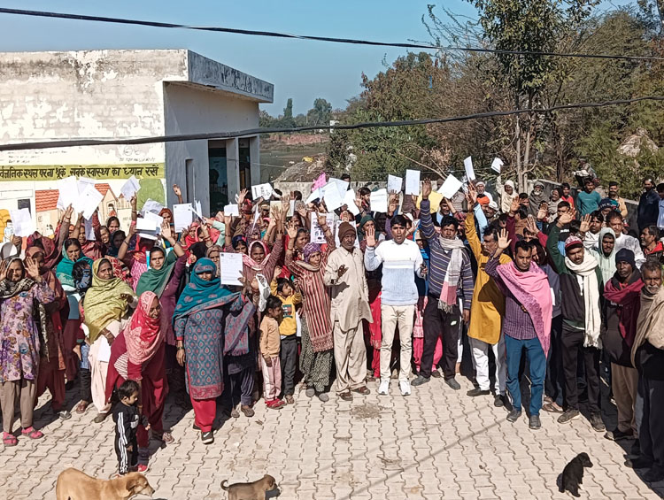 25 Snp-10 सोनीपत: प्लांट के ड्रा में नाम नहीं आने के विरोध में प्रदर्शन करते हुए ग्रामीण साथ में जिला पार्षद संजय बड़वासनिया 25 Snp-10 सोनीपत: प्लांट के ड्रा में नाम नहीं आने के विरोध में प्रदर्शन करते हुए ग्रामीण साथ में जिला पार्षद संजय बड़वासनिया