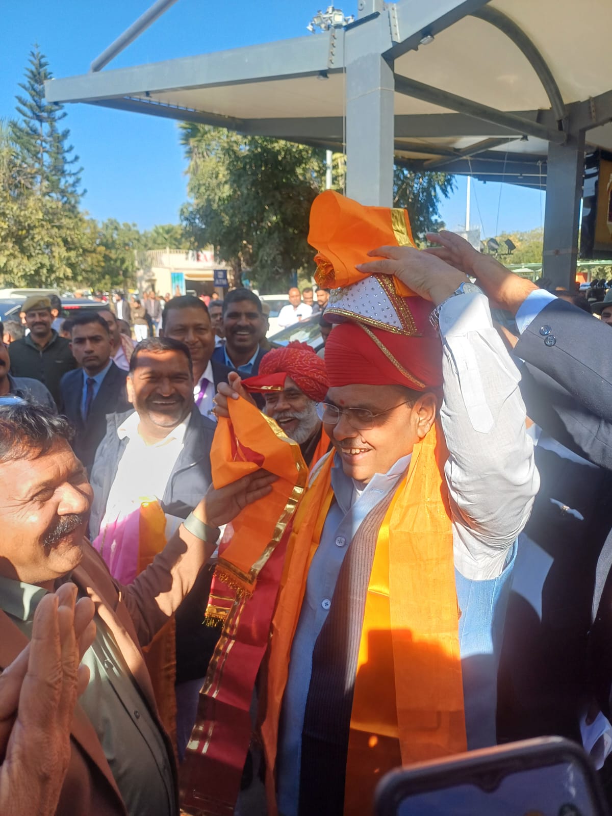 मुख्यमंत्री का अनोखा स्वागत: नानालाल वया ने पहनाए सात पाग