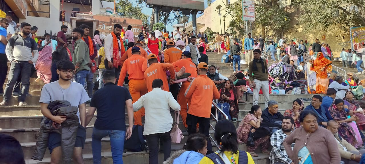 घायल महिला को अस्पताल लेकर जाते एनडीआरएफ के जवान:फोटो बच्चा गुप्ता घायल महिला को अस्पताल लेकर जाते एनडीआरएफ के जवान:फोटो बच्चा गुप्ता