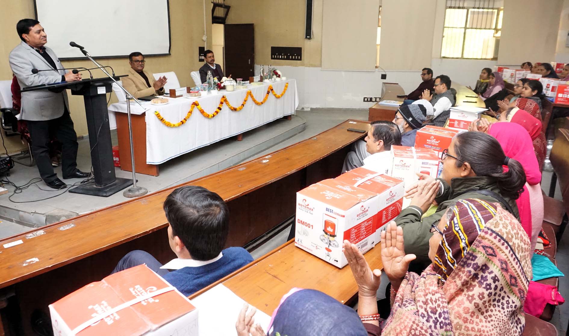 प्रशिक्षणार्थियों को संबोधित करते लुवास अधिकारी। प्रशिक्षणार्थियों को संबोधित करते लुवास अधिकारी।