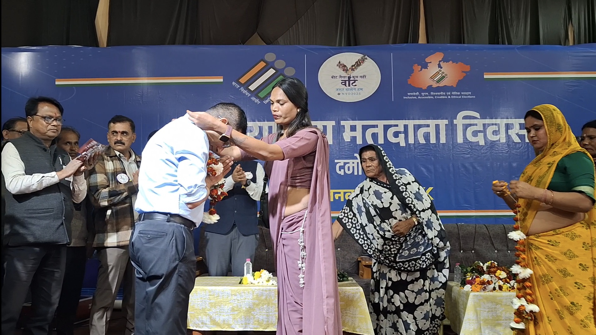 राष्द्रीय मतदाता दिवस पर वक्ताओं का संबोधन और सम्मान राष्द्रीय मतदाता दिवस पर वक्ताओं का संबोधन और सम्मान