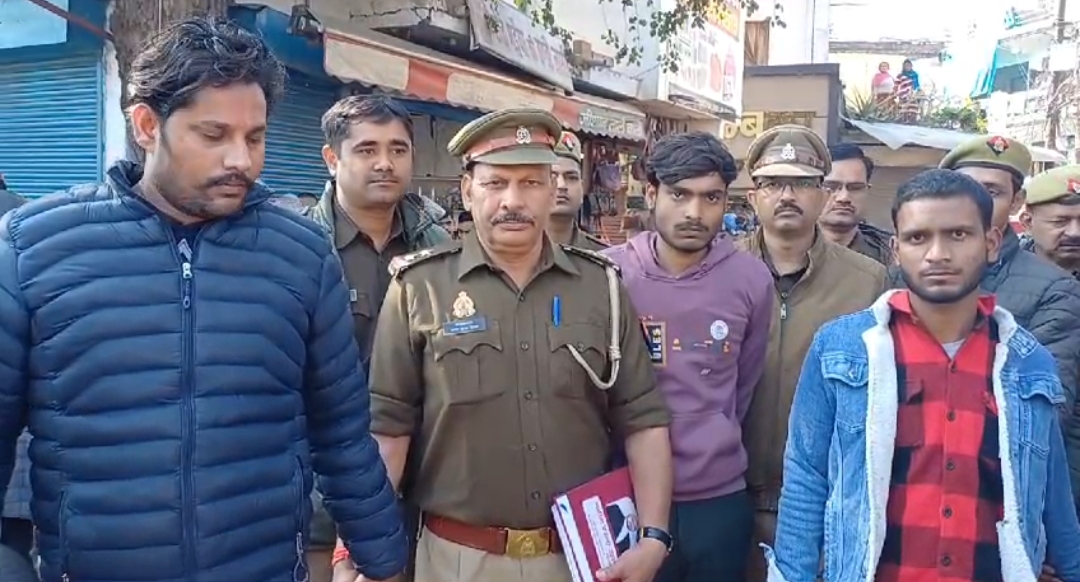 पुलिस की गिरफ्त में आरोपित पुलिस की गिरफ्त में आरोपित