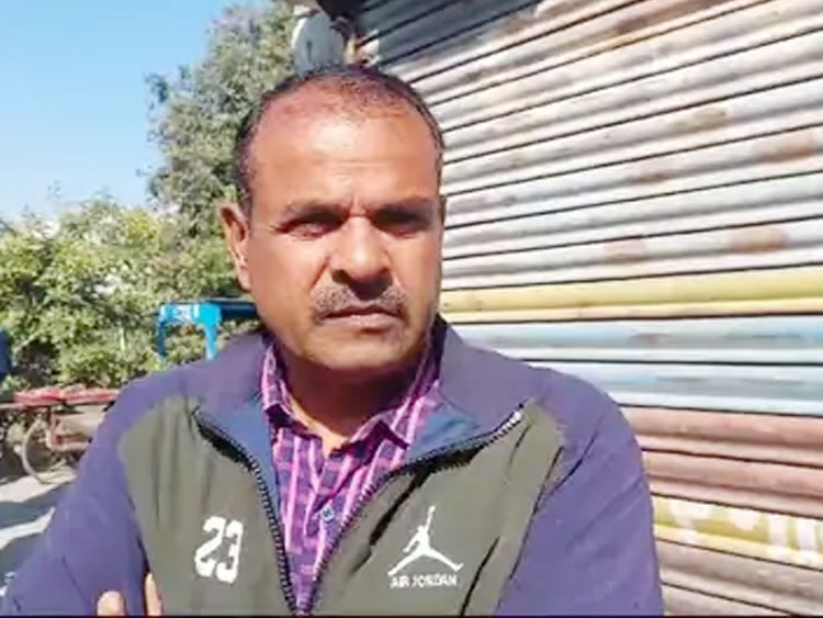 25 Snp-6 सोनीपत:मृतक धनराज के बारे में जानकारी देते हुए उनके जानकार 25 Snp-6 सोनीपत:मृतक धनराज के बारे में जानकारी देते हुए उनके जानकार