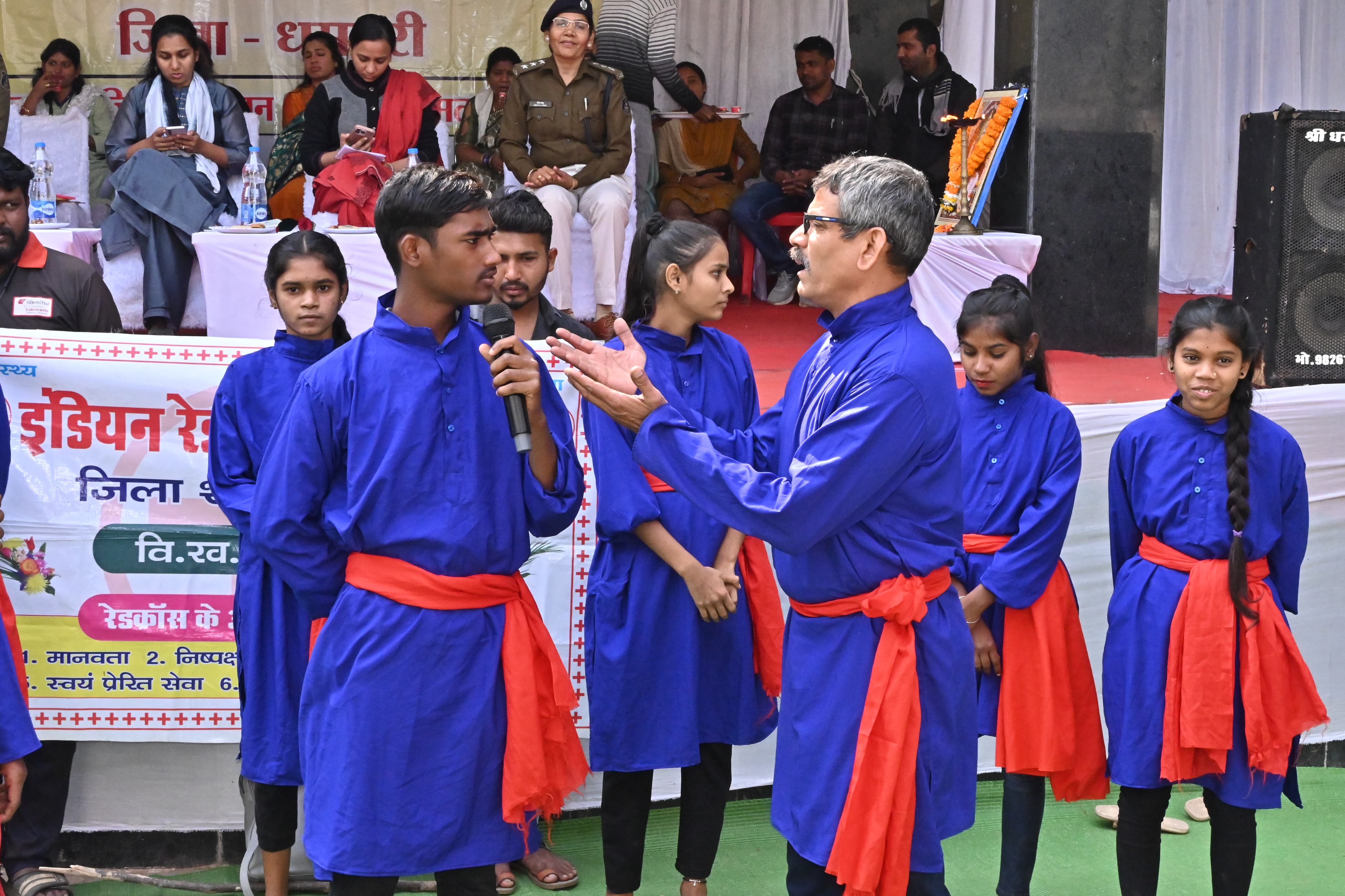 मतदान को लेकर नुक्कड़ नाटक की प्रस्तुति देते हुए कलाकार। मतदान को लेकर नुक्कड़ नाटक की प्रस्तुति देते हुए कलाकार।