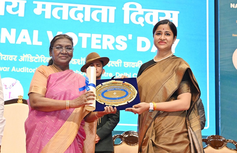 झाबुआ कलेक्टर नेहा मीणा को सम्मानित करते हुए राष्ट्रपति झाबुआ कलेक्टर नेहा मीणा को सम्मानित करते हुए राष्ट्रपति