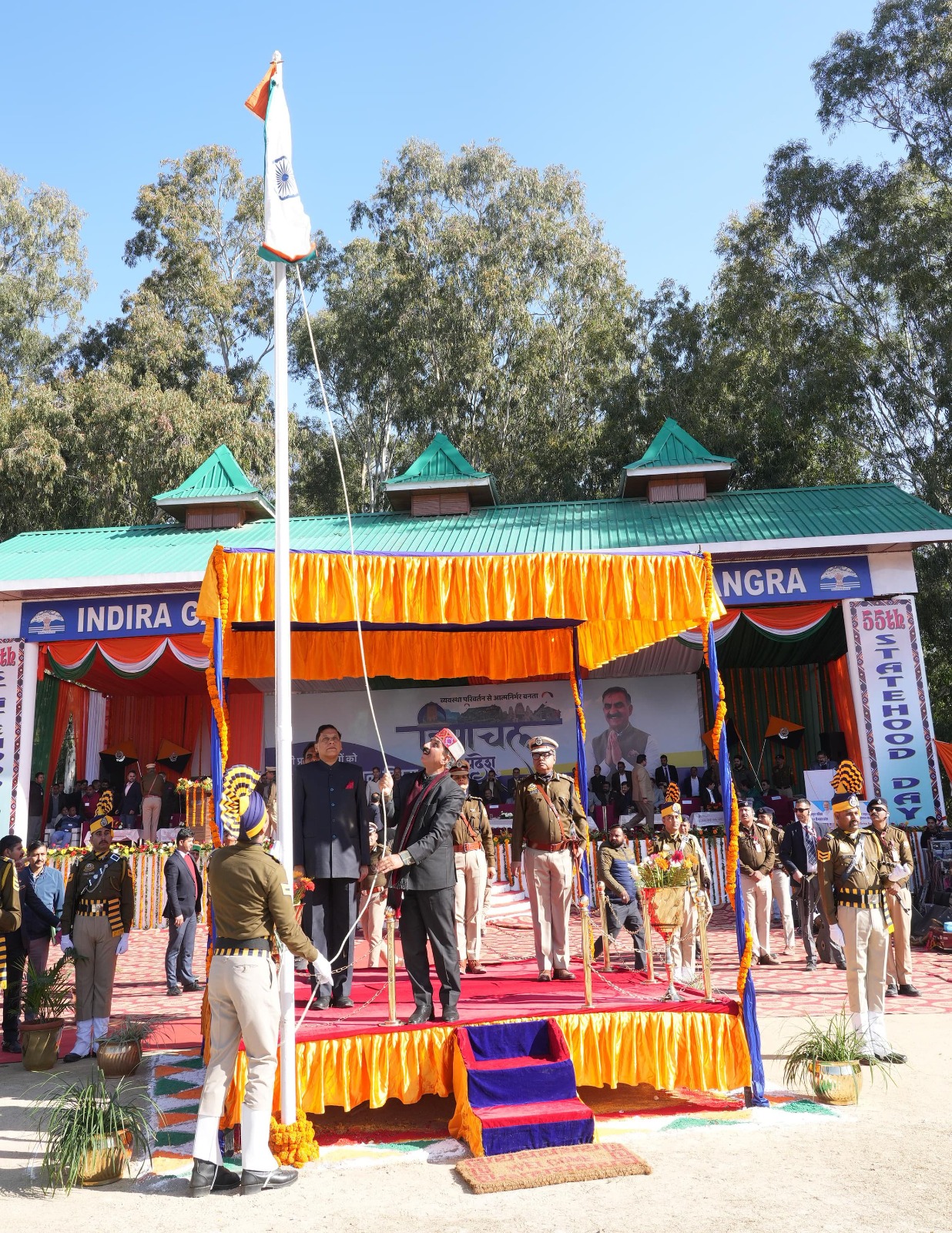 मार्च पास्ट की सलामी लेते हुए मुख्यमंत्री। मार्च पास्ट की सलामी लेते हुए मुख्यमंत्री।