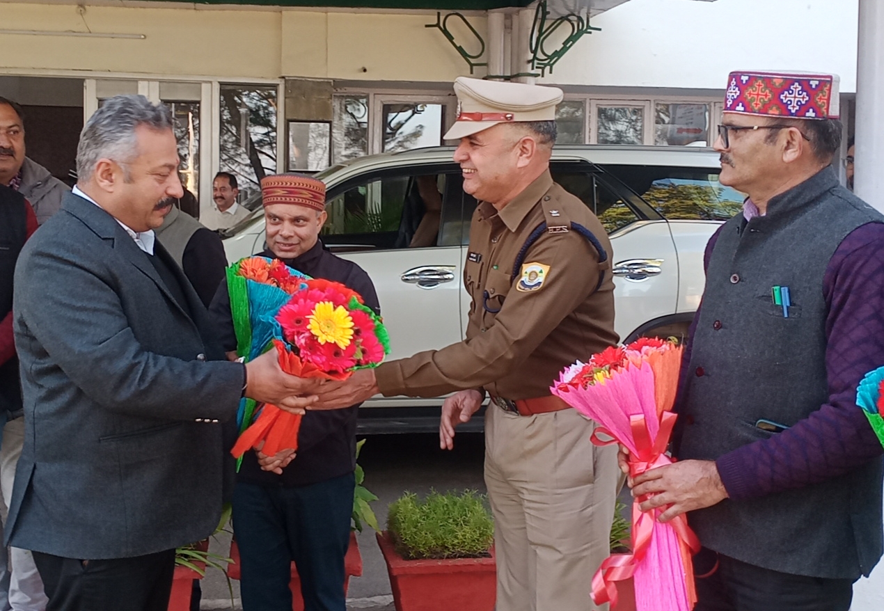 स्वागत करते प्रशाशनिक अधिकारी स्वागत करते प्रशाशनिक अधिकारी
