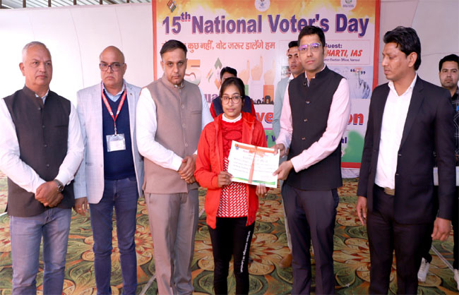 युवाओं को सम्मानित करते एडीसी डॉ आनंद कुमार शर्मा। युवाओं को सम्मानित करते एडीसी डॉ आनंद कुमार शर्मा।