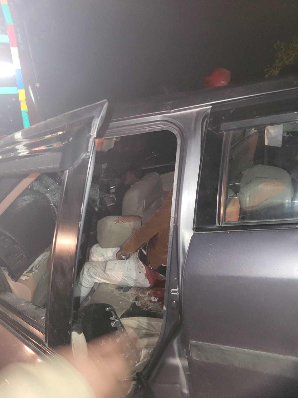 ट्रक ने कार को मारी टक्कर,चार बारातियो की मौत ट्रक ने कार को मारी टक्कर,चार बारातियो की मौत