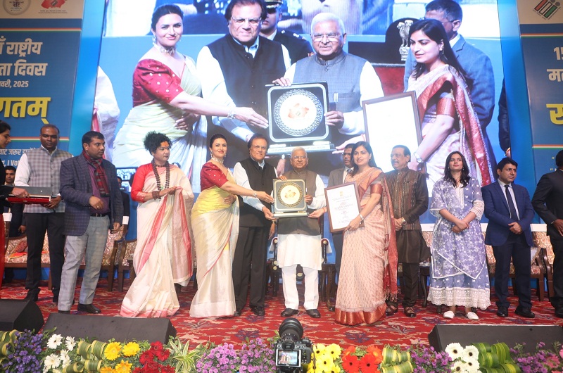 राज्यपाल ने उत्कृष्ट निर्वाचन कार्यों के लिए जिला एवं राज्य स्तरीय अधिकारी-कर्मचारियों को पुरस्कृत किया राज्यपाल ने उत्कृष्ट निर्वाचन कार्यों के लिए जिला एवं राज्य स्तरीय अधिकारी-कर्मचारियों को पुरस्कृत किया