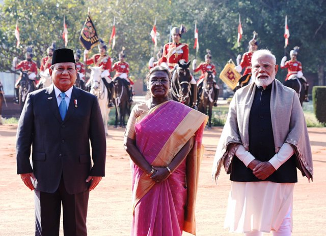 राष्ट्रपति द्रौपदी मुर्मु और प्रधानमंत्री नरेन्द्र मोदी शनिवार को राष्ट्रपति भवन में इंडोनेशिया के राष्ट्रपति प्रबोवो सुबियांतो का औपचारिक स्वागत करते हुए राष्ट्रपति द्रौपदी मुर्मु और प्रधानमंत्री नरेन्द्र मोदी शनिवार को राष्ट्रपति भवन में इंडोनेशिया के राष्ट्रपति प्रबोवो सुबियांतो का औपचारिक स्वागत करते हुए