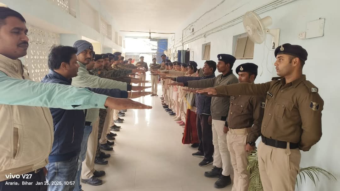 अररिया फोटो:पुलिस अधिकारियों और बलों को एसपी कार्यालय में शपथ अररिया फोटो:पुलिस अधिकारियों और बलों को एसपी कार्यालय में शपथ