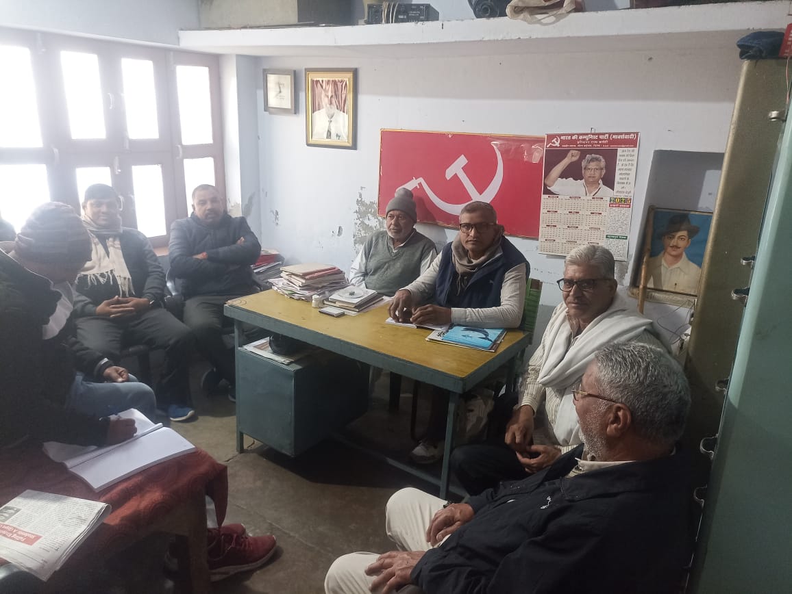 बैठक करते हुए जनसंगठनों के पदाधिकारी। बैठक करते हुए जनसंगठनों के पदाधिकारी।