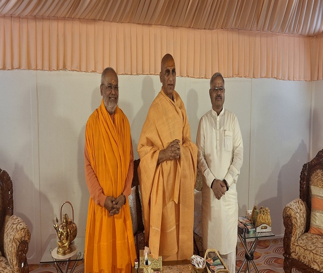 जूना पीठाधीश्वर आचार्य महामण्डलेश्वर श्रीअवधेशानन्द गिरि जी एवं सुनील आंबेकर जूना पीठाधीश्वर आचार्य महामण्डलेश्वर श्रीअवधेशानन्द गिरि जी एवं सुनील आंबेकर