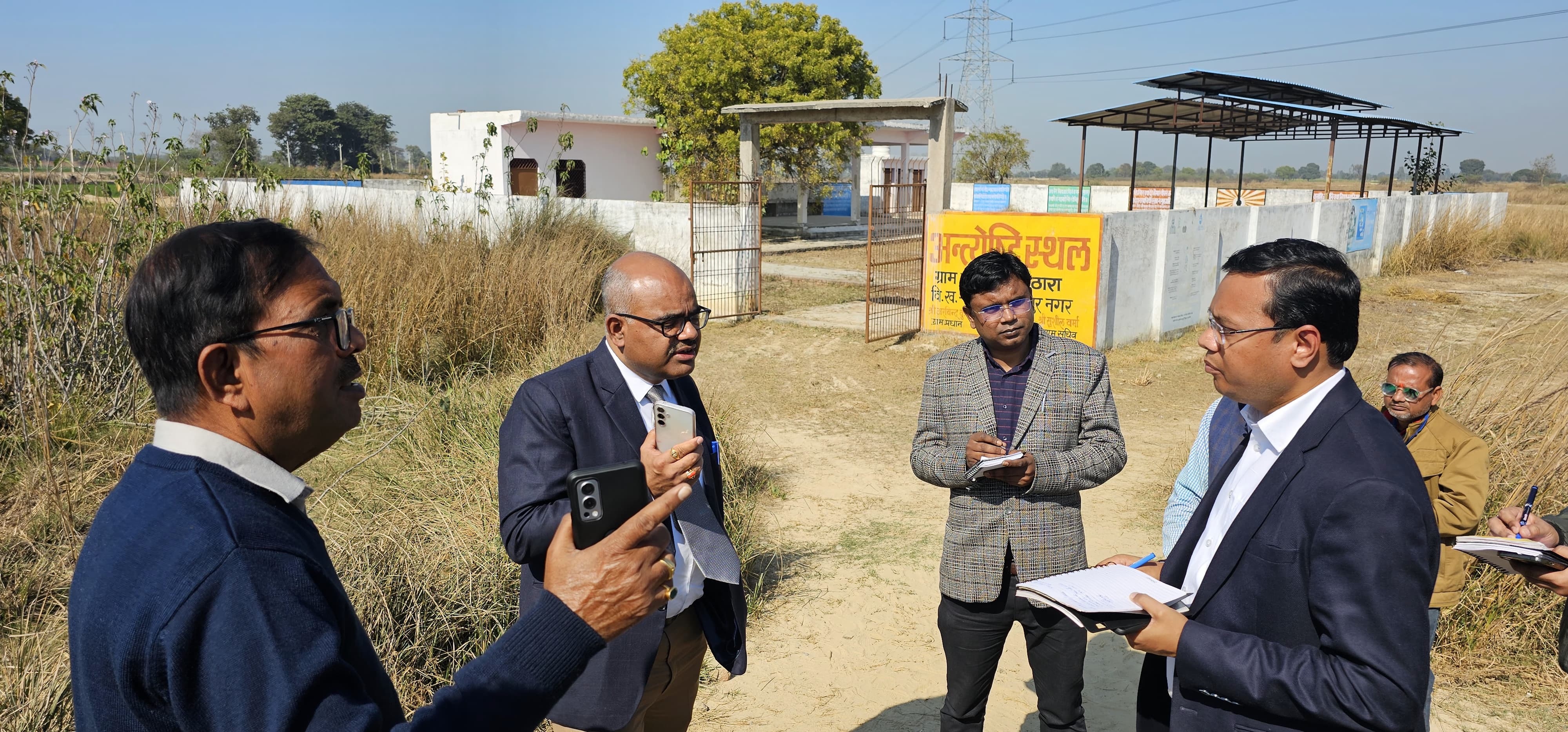 शमशान घाट का निरीक्षण करते जिलाधिकारी जितेंद्र प्रताप सिंह और अन्य अधिकारी शमशान घाट का निरीक्षण करते जिलाधिकारी जितेंद्र प्रताप सिंह और अन्य अधिकारी
