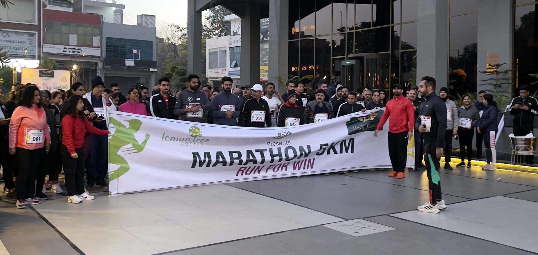 मैराथन को रवाना करते आयोजक एडवोकेट मोहित अरोड़ा। मैराथन को रवाना करते आयोजक एडवोकेट मोहित अरोड़ा।