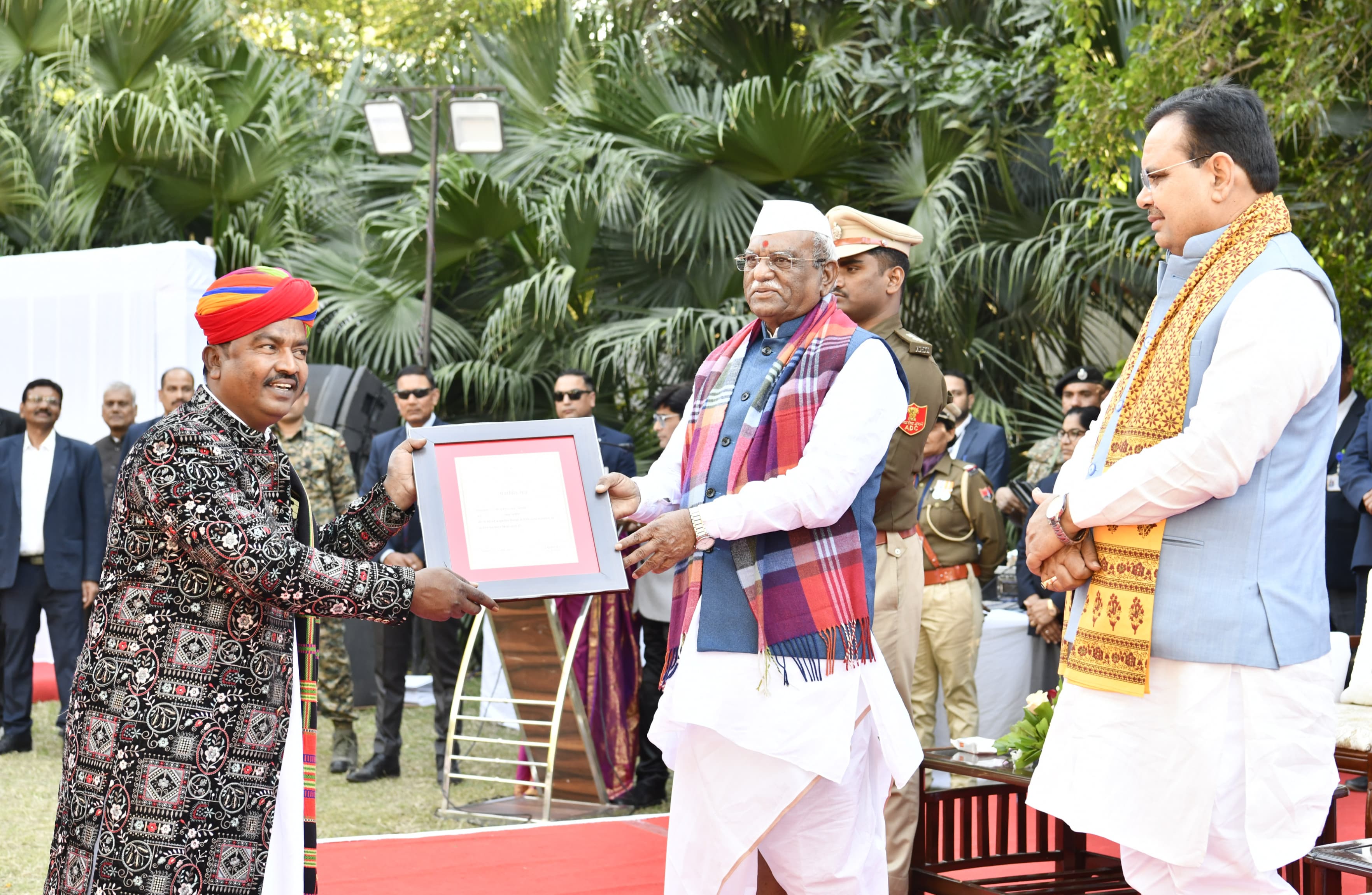 एट होम में राज्यपाल व मुख्यमंत्री ने किया 17 लोगों का सम्मान एट होम में राज्यपाल व मुख्यमंत्री ने किया 17 लोगों का सम्मान