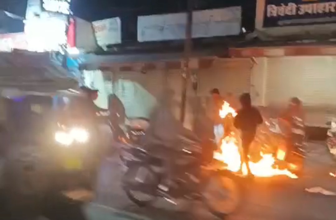 उदयपुर: महिला ने खुद पर पेट्रोल डालकर लगाई आग, पुलिस जांच में जुटी उदयपुर: महिला ने खुद पर पेट्रोल डालकर लगाई आग, पुलिस जांच में जुटी