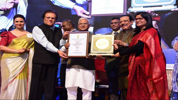 ग्वालियरः राज्यपाल पटेल ने जिला निर्वाचन अधिकारी रुचिका चौहान को किया सम्मानित ग्वालियरः राज्यपाल पटेल ने जिला निर्वाचन अधिकारी रुचिका चौहान को किया सम्मानित