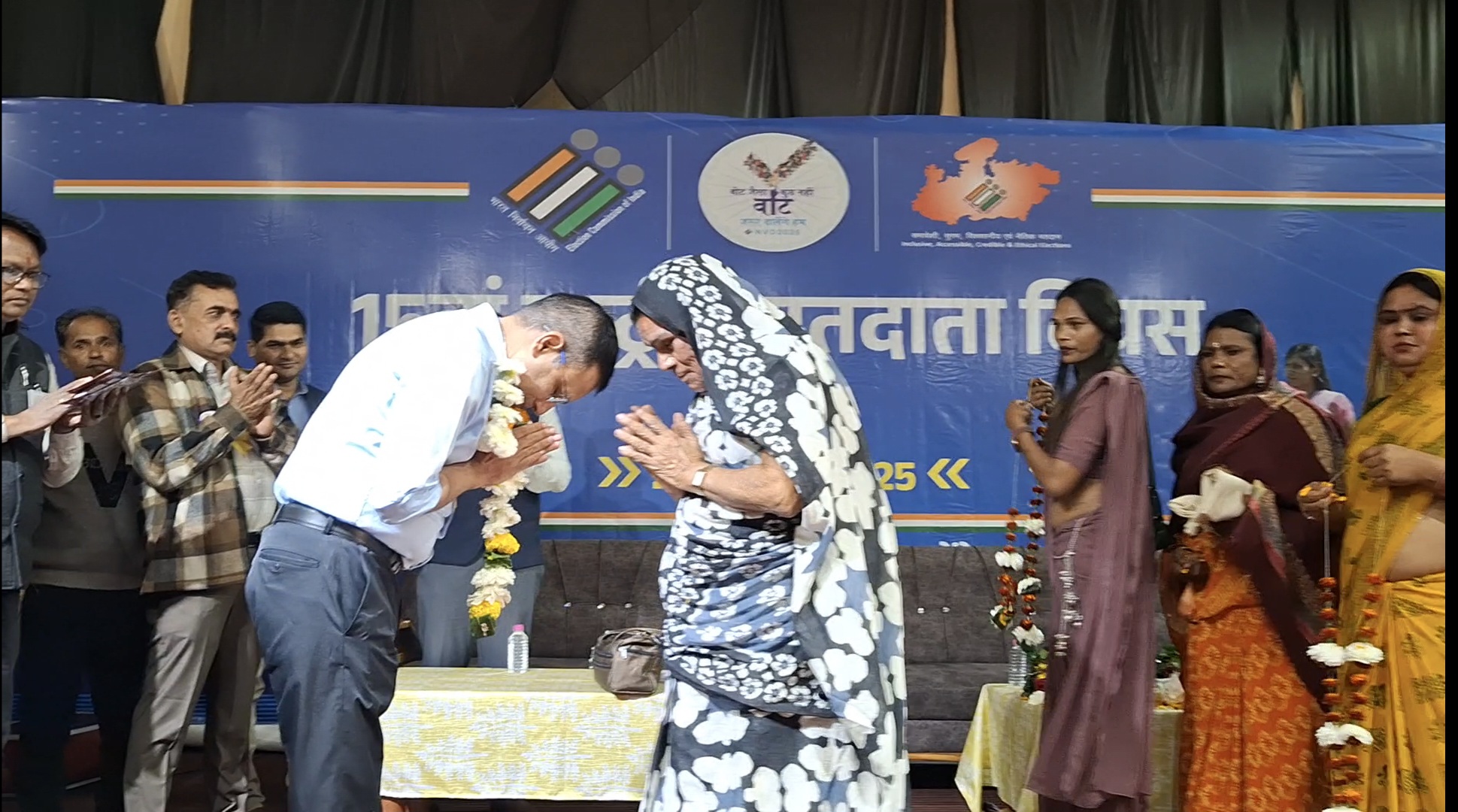 राष्द्रीय मतदाता दिवस पर वक्ताओं का संबोधन और सम्मान राष्द्रीय मतदाता दिवस पर वक्ताओं का संबोधन और सम्मान