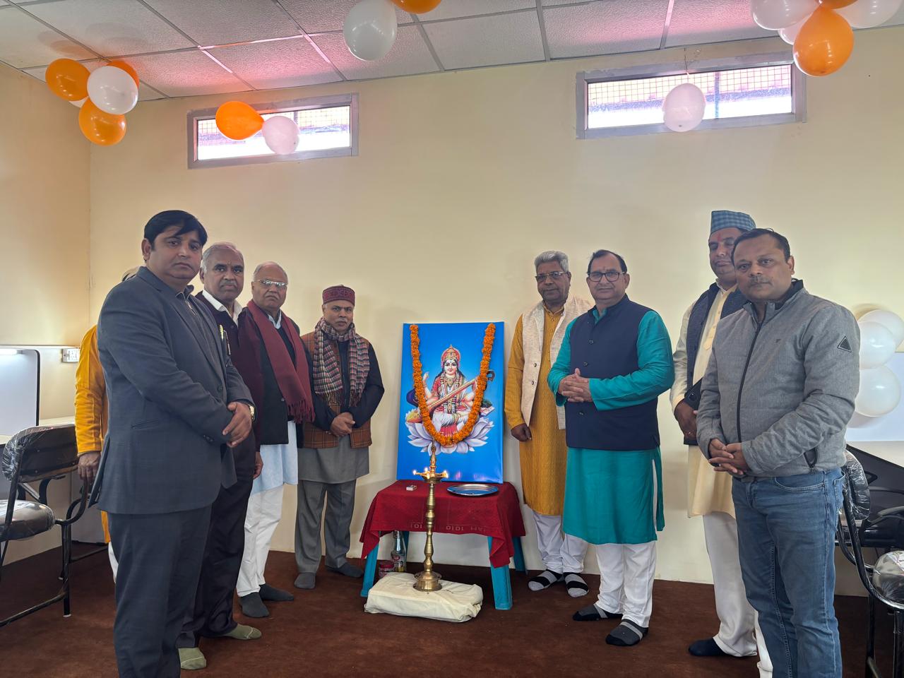 लोकार्पण के बाद कक्ष में खड़े पदाधिकारी लोकार्पण के बाद कक्ष में खड़े पदाधिकारी