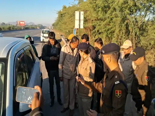 फायरिंग की सूचना पर जांच करती पुलिस। फायरिंग की सूचना पर जांच करती पुलिस।