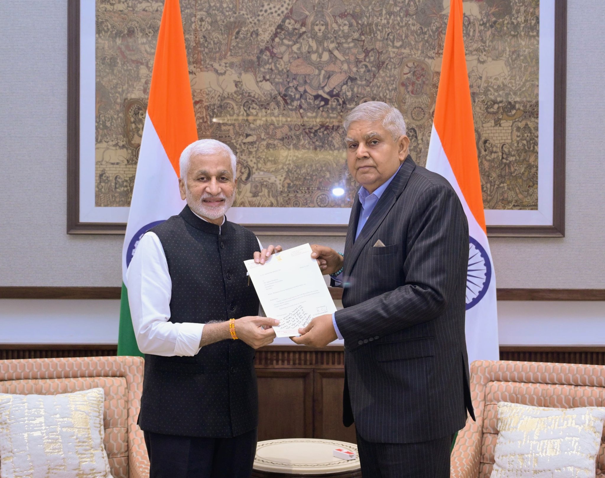 वाईएसआरसीपी नेता वी विजयसाई रेड्डी शनिवार को नई दिल्ली में राज्यसभा के सभापति जगदीप धनखड़ को इस्तीफा सौंपते हुए वाईएसआरसीपी नेता वी विजयसाई रेड्डी शनिवार को नई दिल्ली में राज्यसभा के सभापति जगदीप धनखड़ को इस्तीफा सौंपते हुए