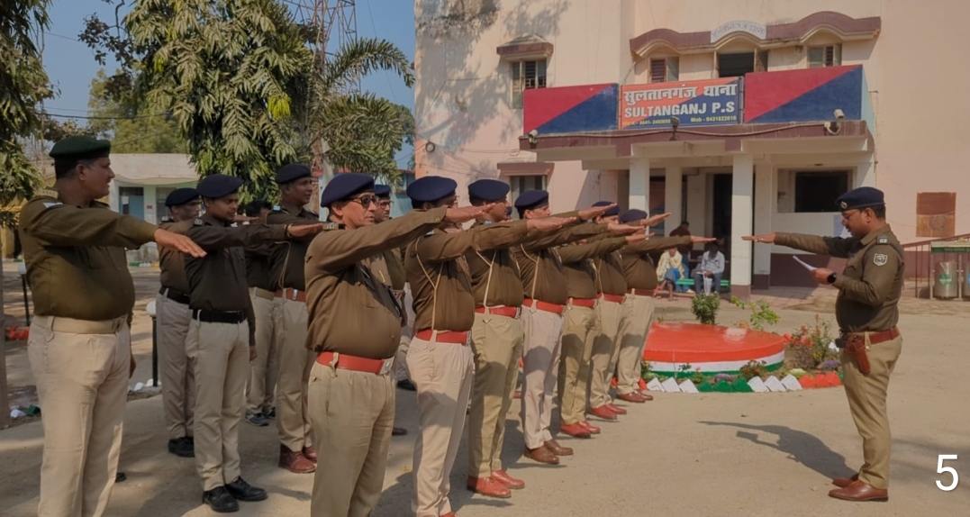 शपथ लेते पुलिस कर्मी शपथ लेते पुलिस कर्मी