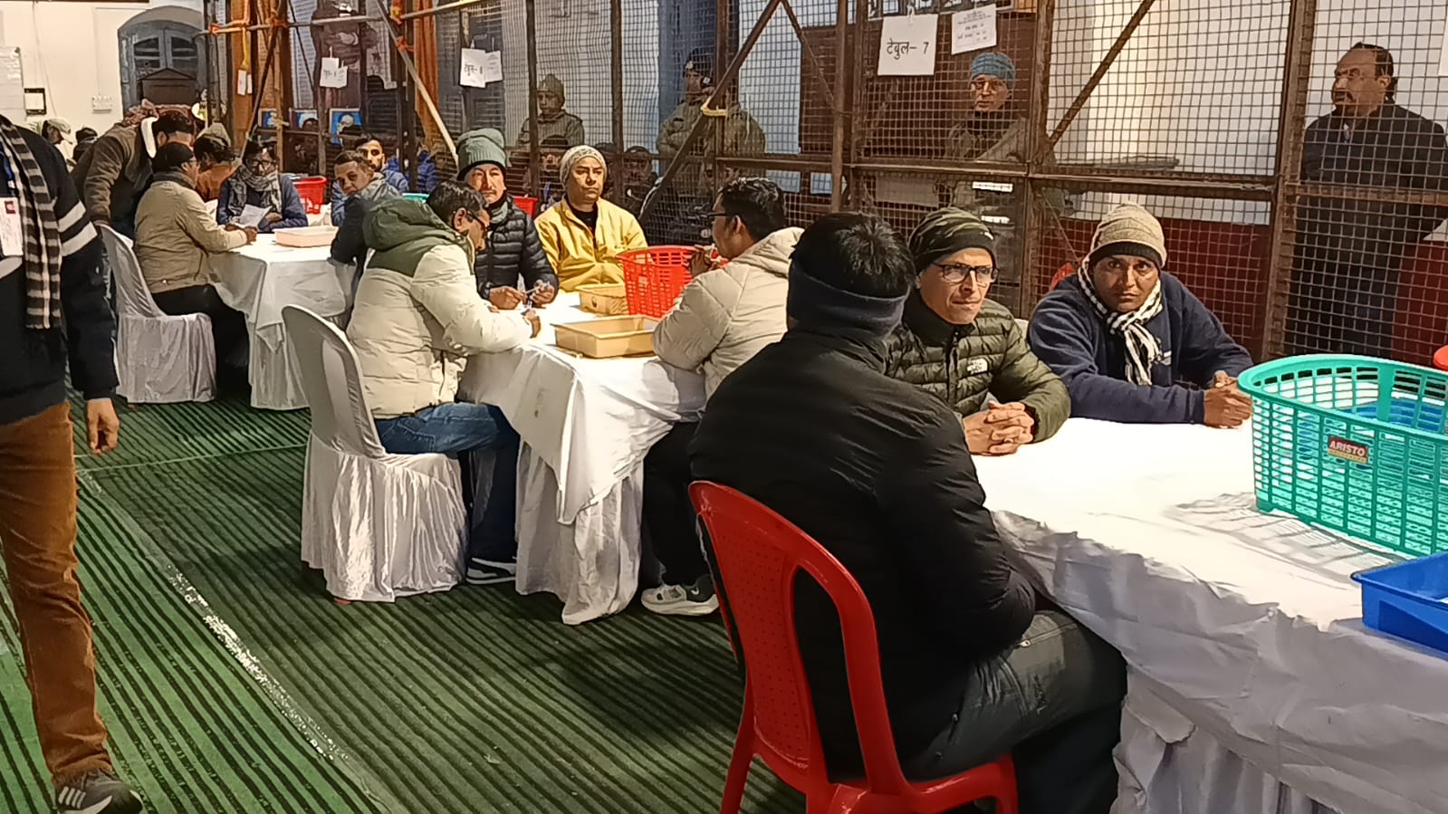 जनपद अल्मोड़ा के जीजीआईसी केंद्र में मतगणना। जनपद अल्मोड़ा के जीजीआईसी केंद्र में मतगणना।