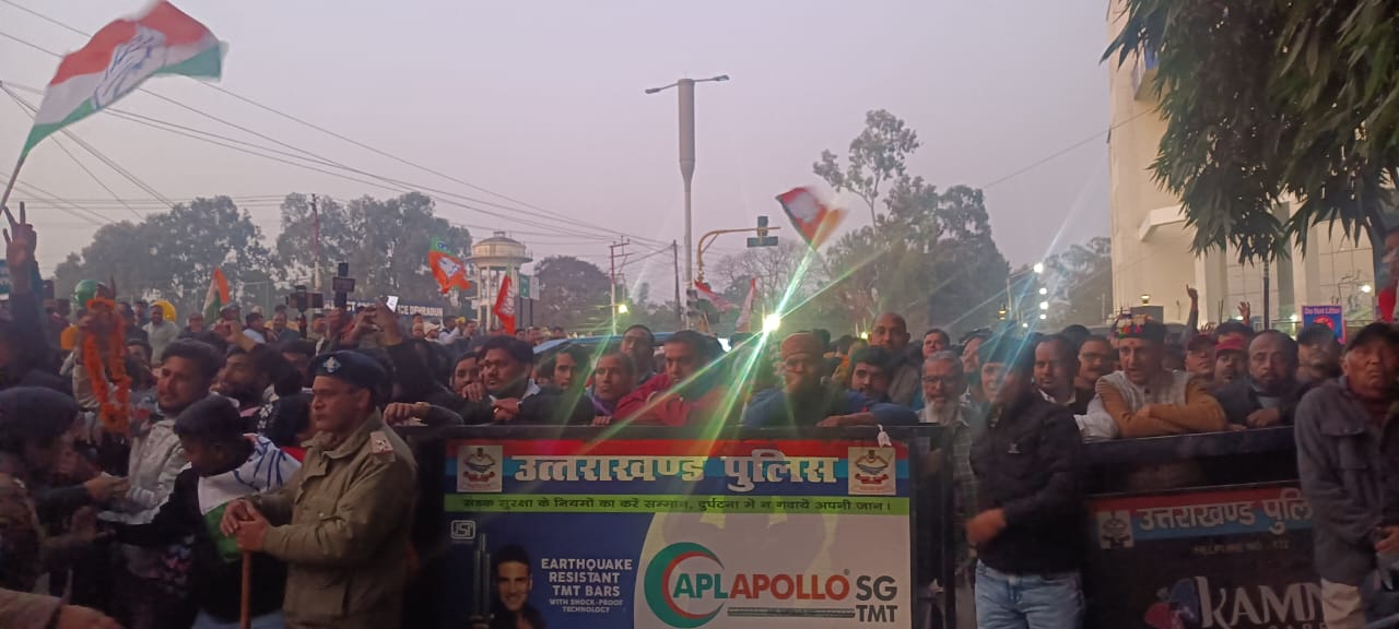 देहरादून स्थित लैंसडौन चौक पास मतगणना केंद्र के बाहर जीत का जश्न मनाते कार्यकर्ता। देहरादून स्थित लैंसडौन चौक पास मतगणना केंद्र के बाहर जीत का जश्न मनाते कार्यकर्ता।
